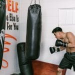 entraînement de boxe avec un sac de frappe